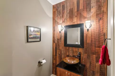 Bath - 3353 E Fox Grape St, Springfield, MO 65804 photo 4 of 5