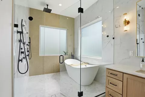 Bath - 5940 S Clay Ave, Springfield, MO 65810 photo 1 of 9
