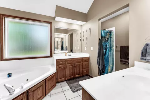 Bath - 3983 W Leisa St, Springfield, MO 65807 photo 2 of 3