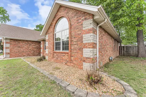 Exterior - 3983 W Leisa St, Springfield, MO 65807 photo 5 of 12