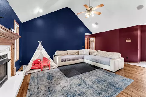 Living - 3983 W Leisa St, Springfield, MO 65807 photo 2 of 3