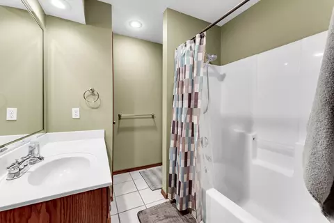 Bath - 3983 W Leisa St, Springfield, MO 65807 photo 1 of 3