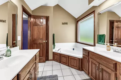Bath - 3983 W Leisa St, Springfield, MO 65807 photo 3 of 3