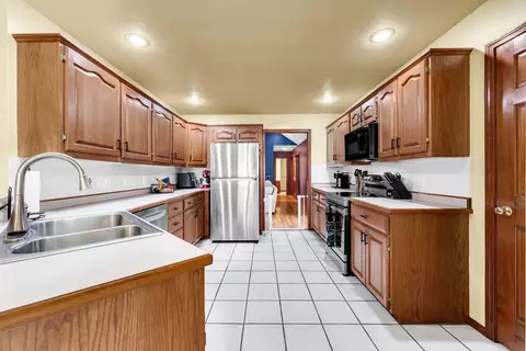 Kitchen - 3983 W Leisa St, Springfield, MO 65807 photo 4 of 4