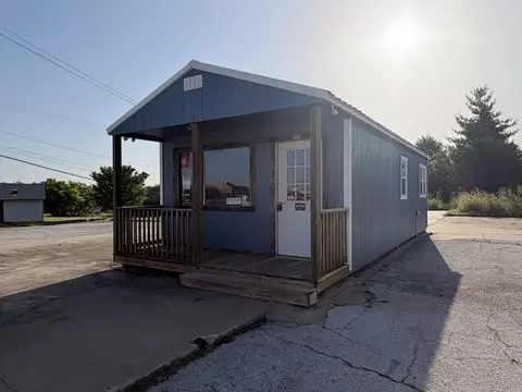 202 32 St, Stockton, MO 65785