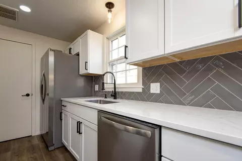 Kitchen - 941 W Glenwood St, Springfield, MO 65807 photo 5 of 6