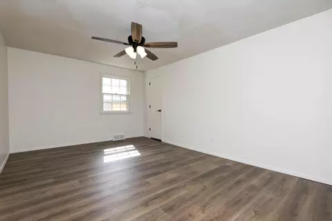 Bedroom - 941 W Glenwood St, Springfield, MO 65807 photo 3 of 5