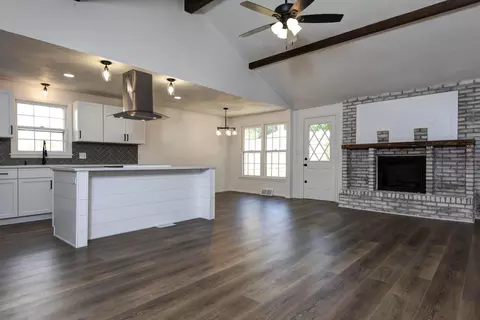 Living - 941 W Glenwood St, Springfield, MO 65807 photo 2 of 4
