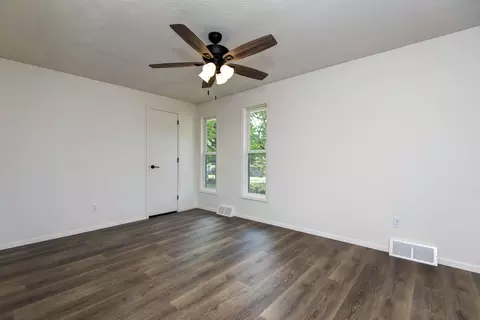 Living - 941 W Glenwood St, Springfield, MO 65807 photo 4 of 4
