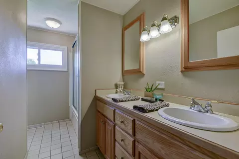 Bath - 1338 Blackberry Ln, Crane, MO 65633 photo 1 of 4
