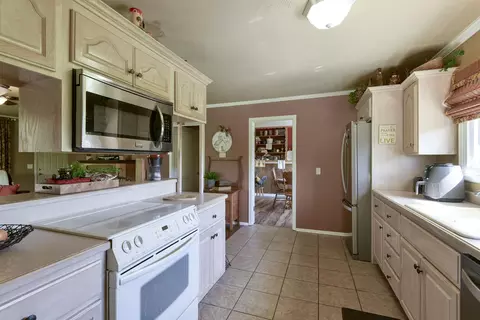 Kitchen - 1338 Blackberry Ln, Crane, MO 65633 photo 4 of 4