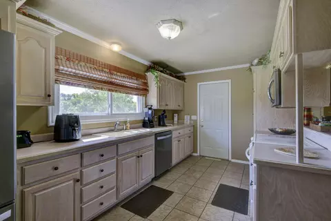 Kitchen - 1338 Blackberry Ln, Crane, MO 65633 photo 2 of 4