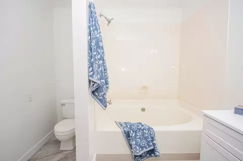 Bath - 2831 S Scotts Ln, Springfield, MO 65807 photo 4 of 5