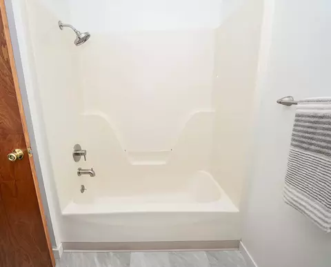 Bath - 2831 S Scotts Ln, Springfield, MO 65807 photo 2 of 5
