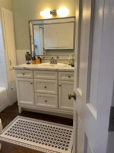 Bath - 1536 N Washington Ave, Springfield, MO 65803 photo 2 of 6