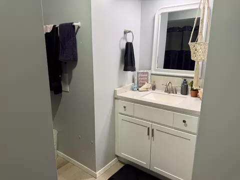 Bath - 2474 S Virginia Ave, Springfield, MO 65807 photo 2 of 3