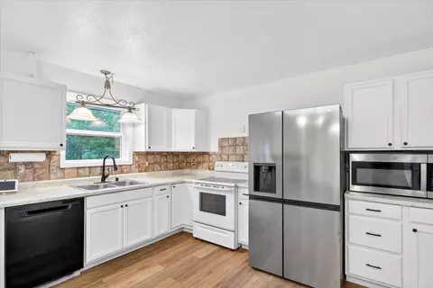 Kitchen - 3349 W Deerfield St, Springfield, MO 65807 photo 2 of 3