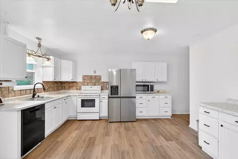 Kitchen - 3349 W Deerfield St, Springfield, MO 65807 photo 1 of 3