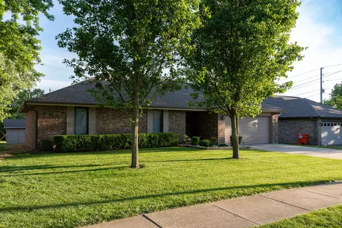 3080 W Village Ter, Springfield, MO 65810