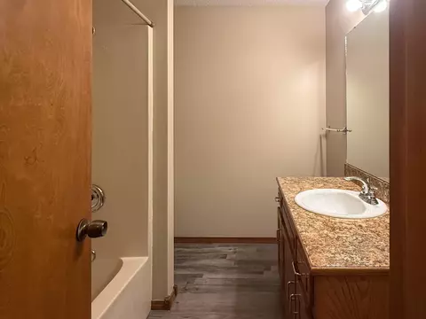 Bath - 3080 W Village Ter, Springfield, MO 65810 photo 2 of 3