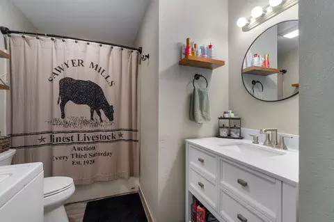Bath - 1452 Slagle Rd, Bolivar, MO 65613 photo 1 of 2