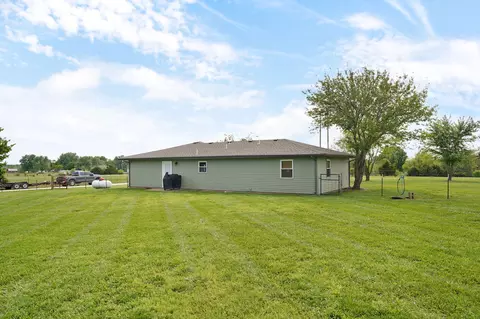 Exterior - 1452 Slagle Rd, Bolivar, MO 65613 photo 8 of 9