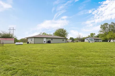 Exterior - 1452 Slagle Rd, Bolivar, MO 65613 photo 6 of 9