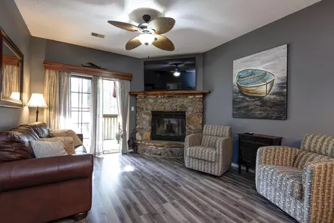 Living - 45 Leaning Tree Cir #2, Branson, MO 65616 photo 1 of 2