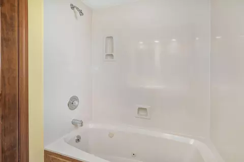 Bath - 3534 E Cinnamon Pl, Springfield, MO 65809 photo 2 of 4
