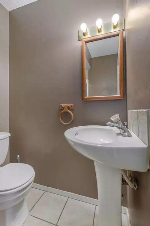 Bath - 936 W Glenwood St, Springfield, MO 65807 photo 2 of 4