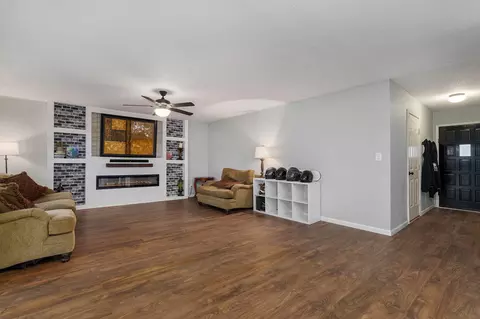 Living - 936 W Glenwood St, Springfield, MO 65807 photo 2 of 3