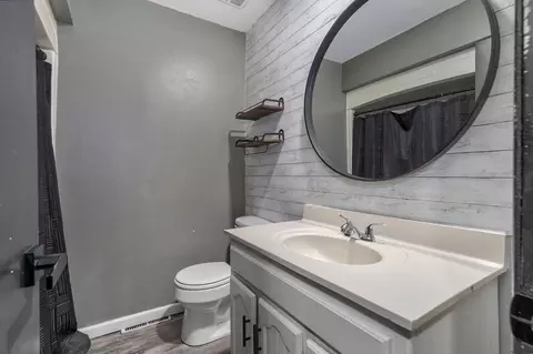 Bath - 936 W Glenwood St, Springfield, MO 65807 photo 3 of 4