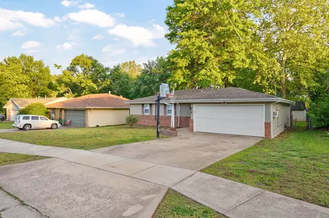 Exterior - 936 W Glenwood St, Springfield, MO 65807 photo 2 of 11