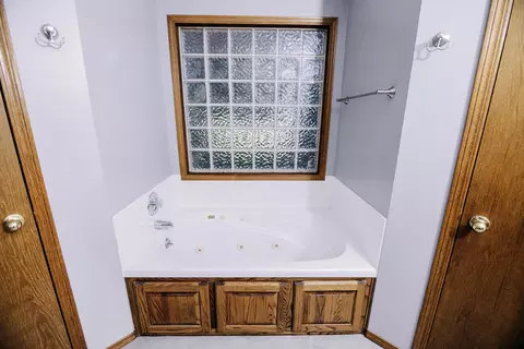 Bath - 3675 S Lexus Ave, Springfield, MO 65807 photo 2 of 10