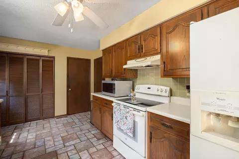 Kitchen - 3606 S Parkhill Ave, Springfield, MO 65807 photo 2 of 2