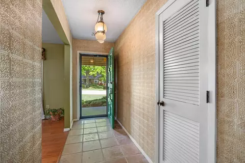 Entry Way - 3606 S Parkhill Ave, Springfield, MO 65807 photo 2 of 3
