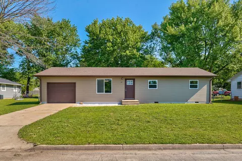 321 W Cofield St, Aurora, MO 65605
