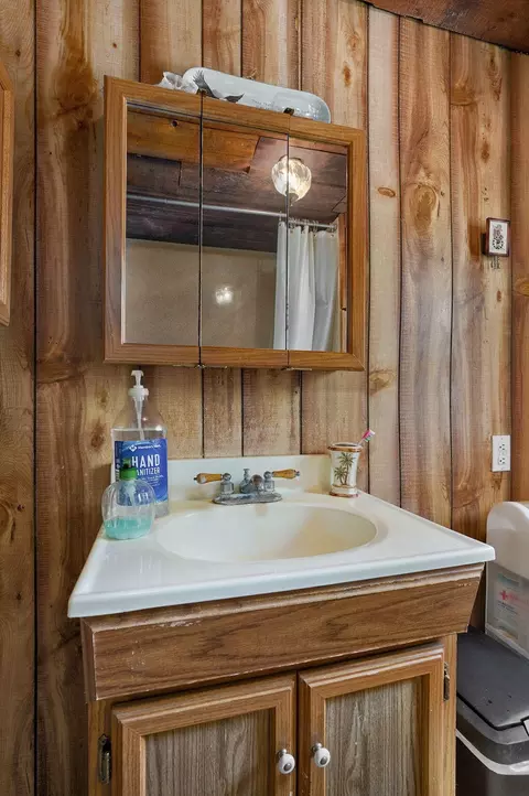 Bath - 2124 S Marshfield Rd, Bruner, MO 65620 photo 2 of 4