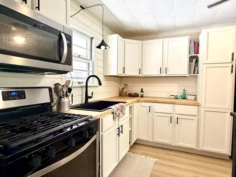 Kitchen - 829 S Roosevelt Ave, Aurora, MO 65605 photo 2 of 3