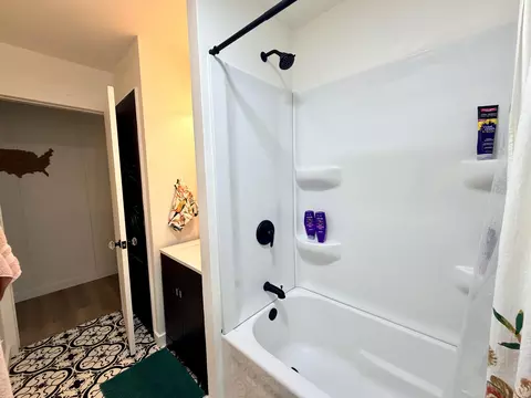 Bath - 829 S Roosevelt Ave, Aurora, MO 65605 photo 2 of 2