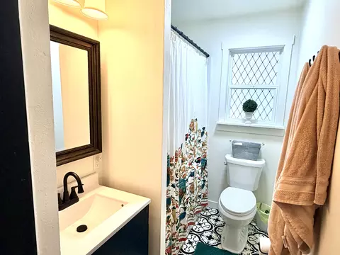 Bath - 829 S Roosevelt Ave, Aurora, MO 65605 photo 1 of 2