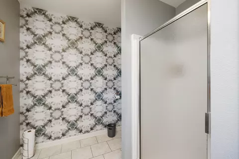 Bath - 2722 S Meadowlark Ave, Springfield, MO 65807 photo 3 of 4