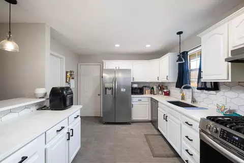 Kitchen - 2722 S Meadowlark Ave, Springfield, MO 65807 photo 2 of 4