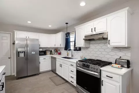 Kitchen - 2722 S Meadowlark Ave, Springfield, MO 65807 photo 3 of 4