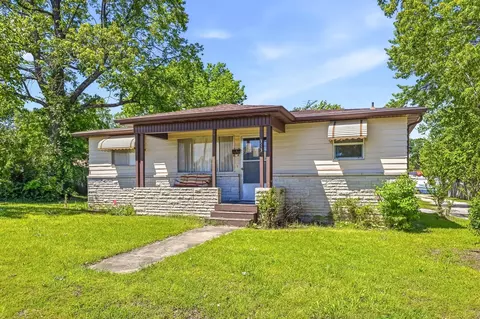 313 S Rinker Ave, Aurora, MO 65605