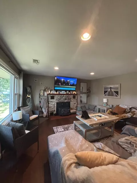 Living - 462 Campbell Point Rd, Shell Knob, MO 65747 photo 2 of 4