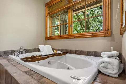 Bath - 4827 S Landon Ct, Springfield, MO 65810 photo 4 of 11