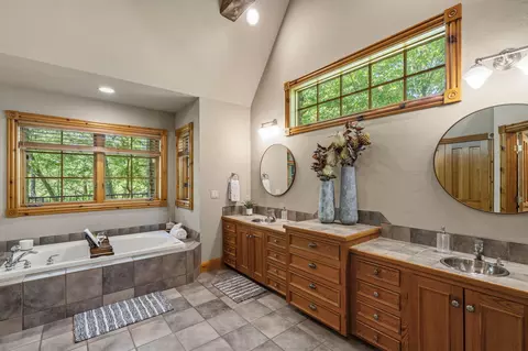 Bath - 4827 S Landon Ct, Springfield, MO 65810 photo 3 of 11