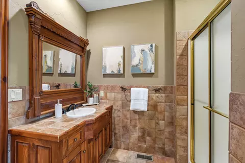 Bath - 4827 S Landon Ct, Springfield, MO 65810 photo 6 of 11