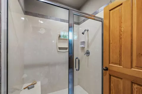 Bath - 4827 S Landon Ct, Springfield, MO 65810 photo 5 of 11